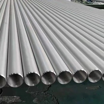 Como se comportam os tubos de aço-liga em ambientes alcalinos?